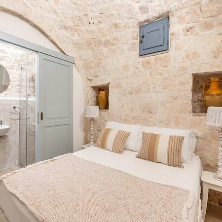 Vakantiehuis Stone House With Underground Pool For 6 *